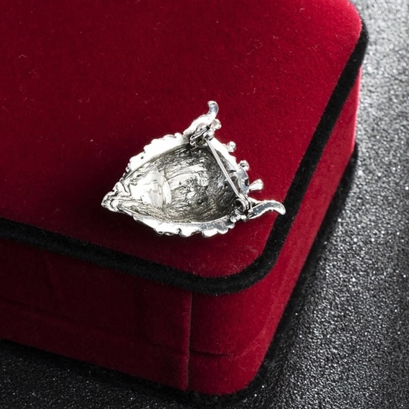 Lion Head Brooch Crystal Crown Lapel Pin for Men Suit Shirt Collar Pins Brooches - Picture 5 of 6